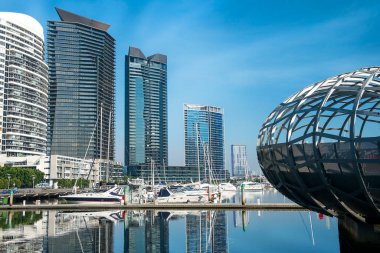 Melbourne, Avustralya - Mayıs 01, 2018: Yarra Nehri üzerindeki Webb Köprüsü ve Melbourne 'daki modern banliyölerdeki modern binalar
