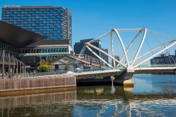 Melbourne Australien April 2018 Sjöfolksbron Gångbro Över Floden Yarra Mellan — Stockfoto