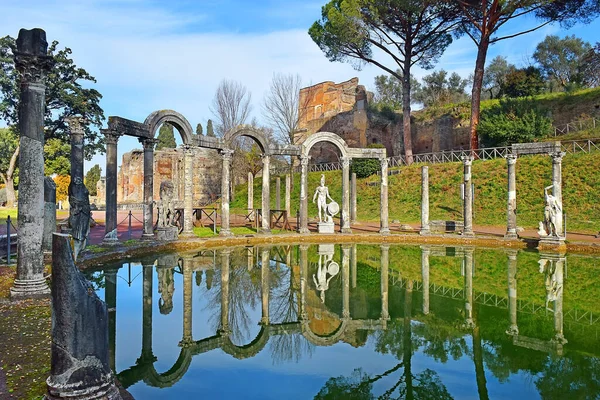 阿德里安别墅 哈德良别墅 的古希腊雕塑环绕的称为 Canopus 的古老游泳池 以及意大利蒂沃利的水中倒影 — 图库照片