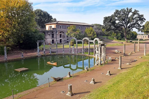 Oude Zwembad Genaamd Canopus Omgeven Door Griekse Sculpturen Villa Adrian — Stockfoto