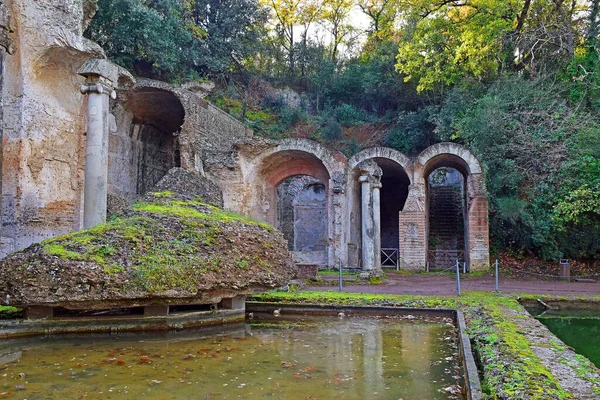 Oude Zwembad Genaamd Canopus Omgeven Door Griekse Sculpturen Villa Adrian — Stockfoto