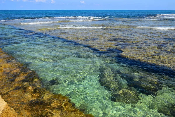 以色列北部的多尔湾 海滩自然保护区 风景如画的海滩 一个拥有更多海湾和入口的海滨地带 以及古代港口的废墟随处可见 — 图库照片