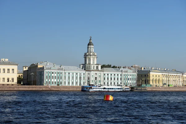 Weergave van de kunstkammer over de neva rivier, Sint-petersburg, Rusland — Stockfoto
