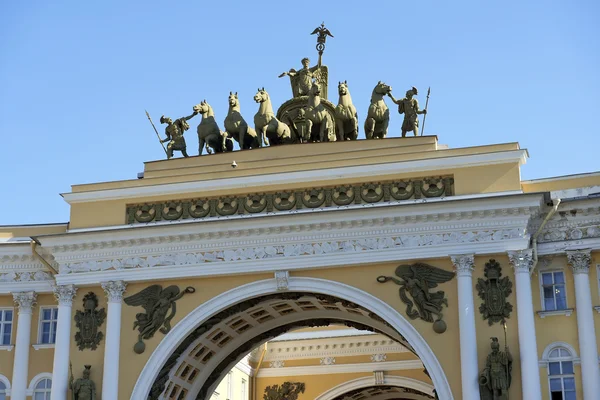 Arco triunfal del edificio del Estado Mayor en San Petersburgo, Rusia — Foto de Stock