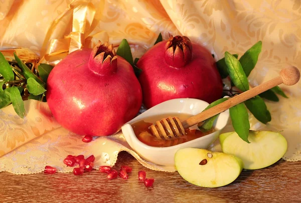 Rosh hashanah symbols - honey, apples and pomegranate — Stock Photo, Image