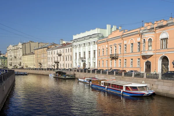 Bankering av floden Moyka i Sankt Petersburg, Ryssland — Stockfoto