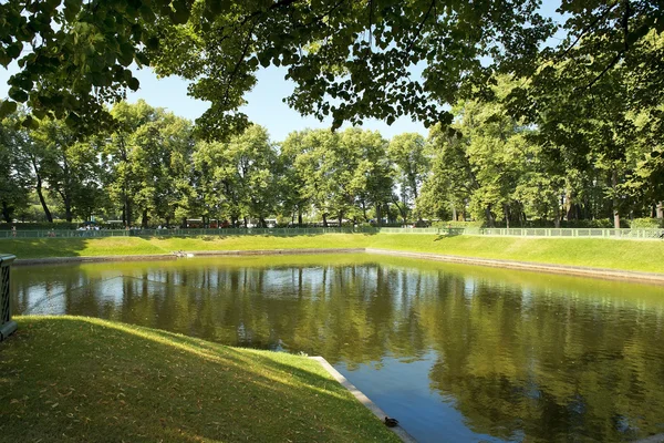 Pond in the Summer Garden, Saint Petersburg, Russia — Stock Photo, Image