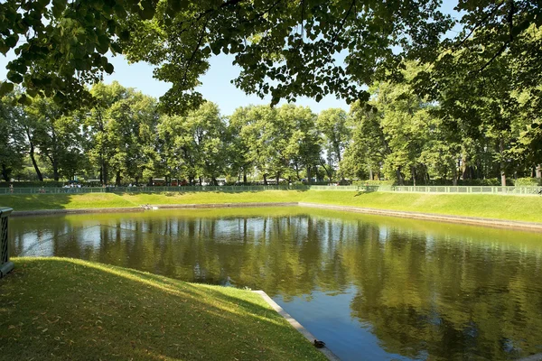 Damm i sommar trädgård, Sankt petersburg, Ryssland — Stockfoto