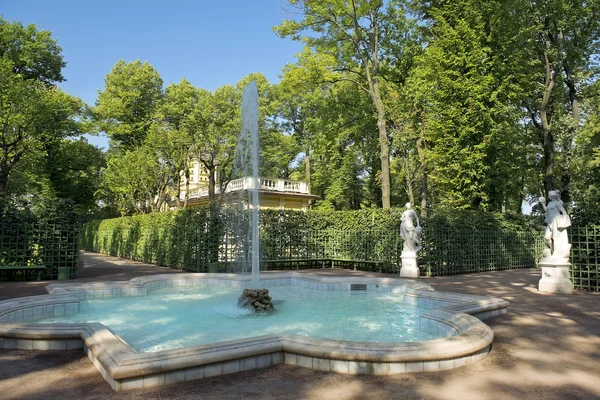 Coin pittoresque dans le jardin d'été, Saint-Pétersbourg — Photo