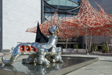 niki de saint phalle tarafından heykel loch ness canavarı