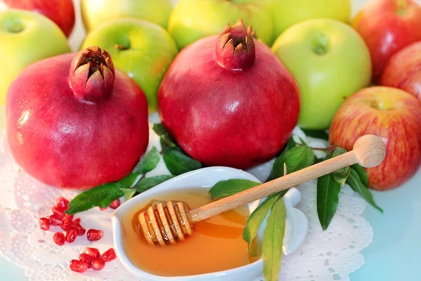 Honey, apples and pomegranate for the holiday of Rosh Hashanah — Stock Photo, Image