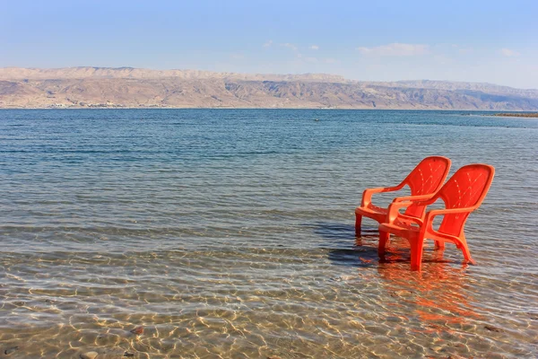 景观与在死海的椅子 — 图库照片