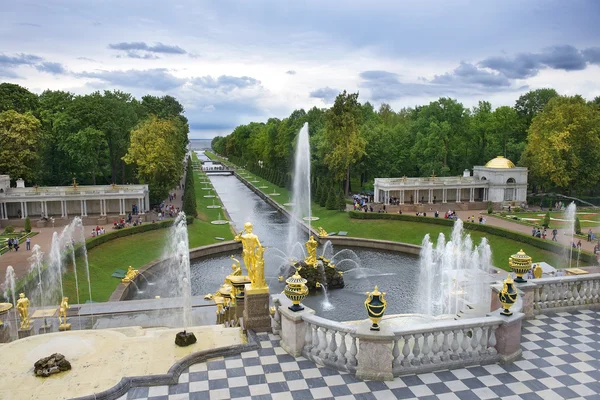 Grand canal Cascade i morze w Peterhof, Sankt Petersburg, Federacja Rosyjska — Zdjęcie stockowe