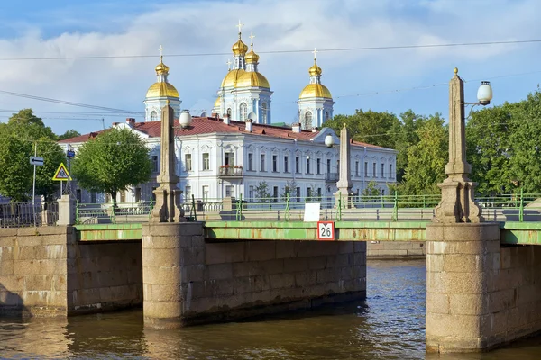 Catedral Naval de San Nicolás y puente Pikalov en San Petersburgo — Foto de Stock