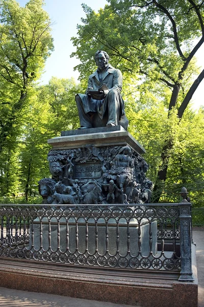 Monumento a Ivan Krylov nel giardino estivo di San Pietroburgo — Foto Stock