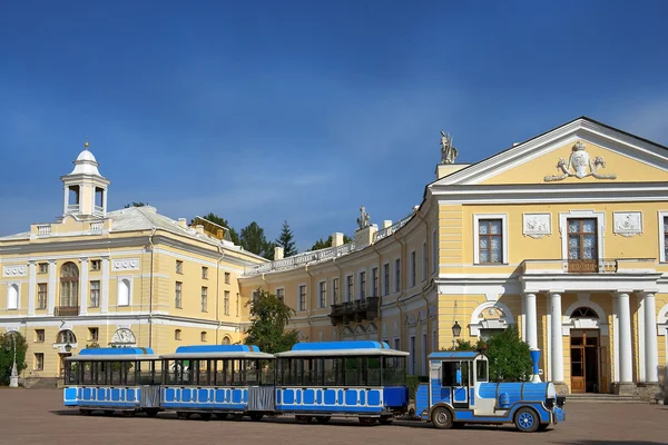 郊游列车在圣彼得堡巴甫洛夫斯克宫广场上 — 图库照片