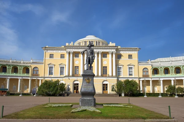 Monument voor Paul ik en Pavlovsk Paleis, Pavlovsk, Saint Petersburg — Stockfoto