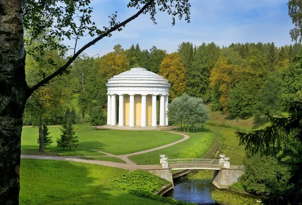 寺庙的友谊在圣彼得堡巴甫洛夫斯克公园 — 图库照片