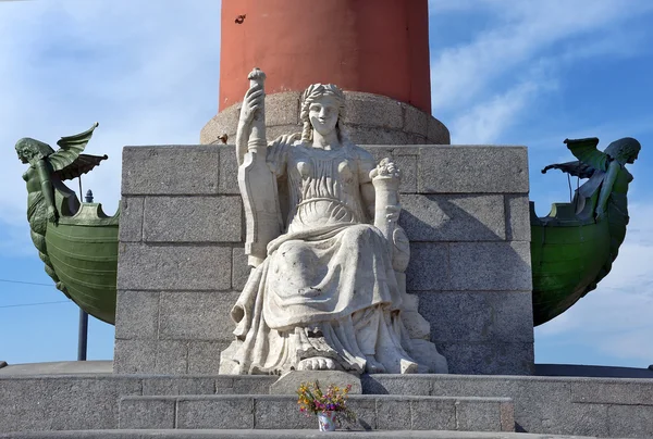 Decoração de uma coluna rostral em São Petersburgo, Rússia — Fotografia de Stock