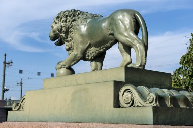 Saint Petersburg Admiralty setin bahçesindeki aslanları