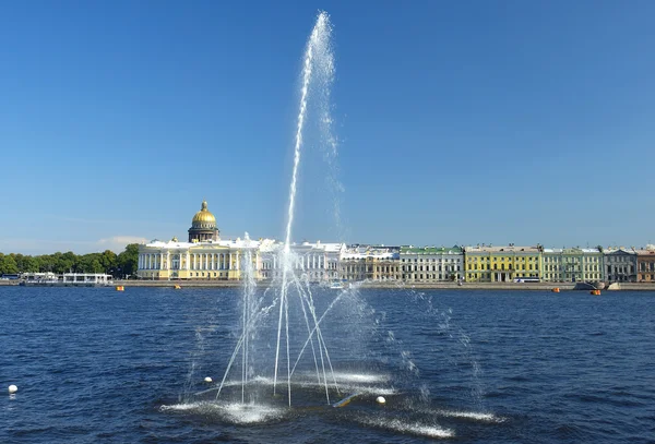 Fonte no rio Neva, São Petersburgo, Rússia — Fotografia de Stock