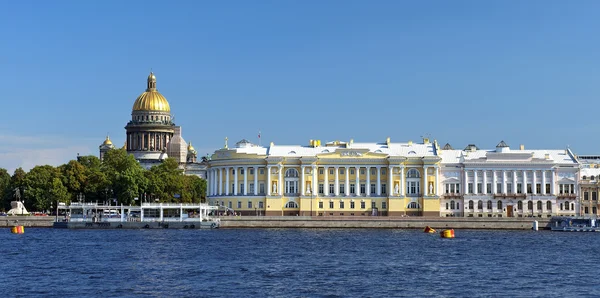 St Isaac's Cathedral och senaten och Synoden byggnad, St. Petersburg — Stockfoto