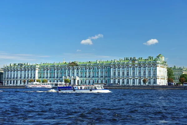 Blick von der Newa auf das Eremitage Museum, Sankt Peter — Stockfoto