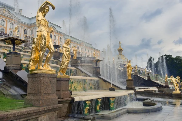 Большой каскад фонтанов в Пертергофе, район Санкт-Петербурга — стоковое фото