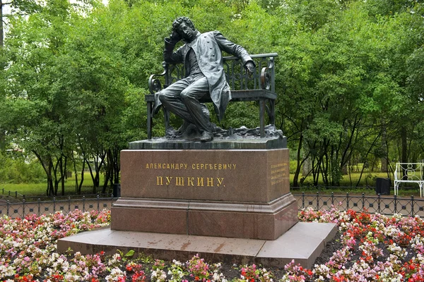 Monument to Alexander Pushkin in Tsarskoye Selo (Pushkin) — Stock Photo, Image