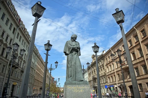 Памятник Гоголю в Санкт-Петербурге — стоковое фото