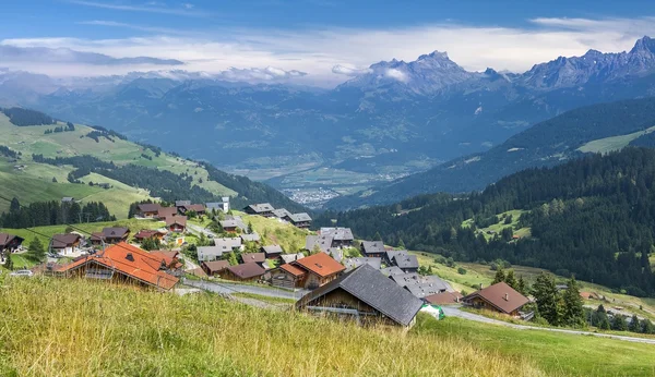 Pittoresco villaggio nelle Alpi svizzere — Foto Stock