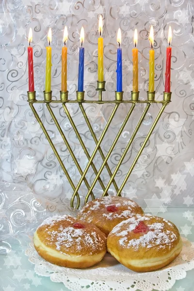 Chanoeka menorah en traditionele donuts — Stockfoto