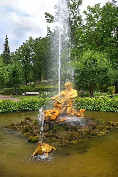 Fuente Tritón y monstruo marino en Pertergof, San Petersburgo — Foto de Stock