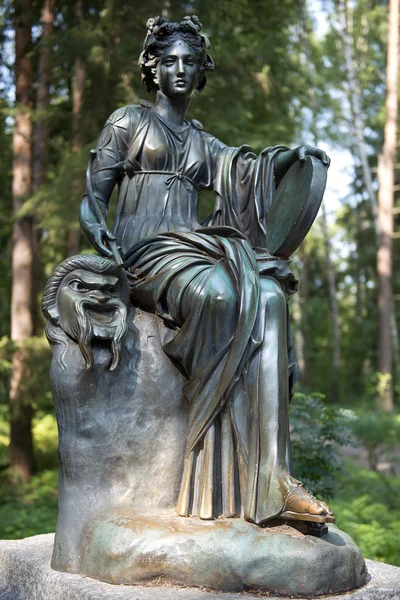 Escultura de bronce Thalia, musa de la comedia, Pavlovsk Park — Foto de Stock