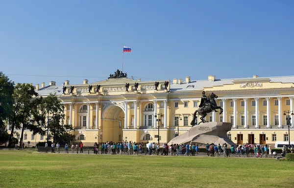 Denkmal für Peter das große und oberste Gerichtsgebäude, st. petersburg — Stockfoto