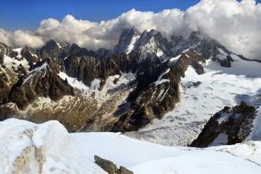 İsviçre Alpleri'nde karla kaplı sarp kayalıklarla