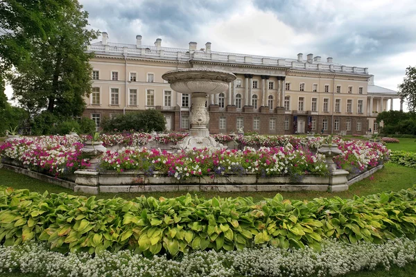 Privat trädgård och Zubov Wing Catherine Palace, Tsarskoje Selo — Stockfoto