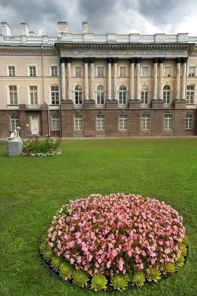 Prywatny ogród i Zubow skrzydło pałacu Katarzyny, carskie Sioło — Zdjęcie stockowe