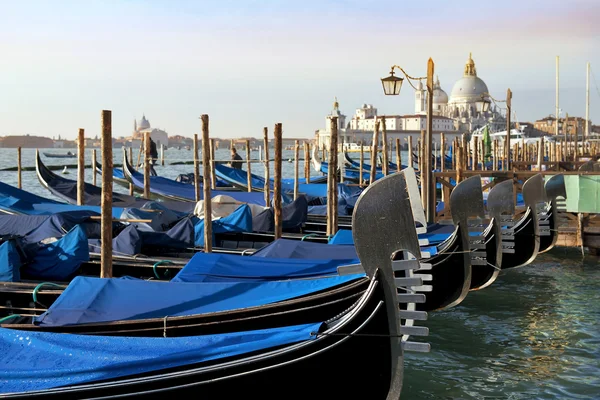 Gôndolas tradicionais venezianas em Veneza, Itália — Fotografia de Stock