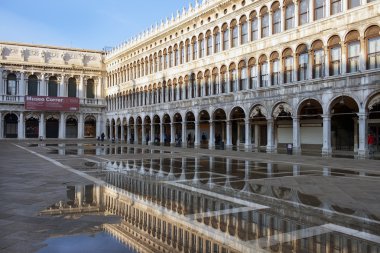 Piazza San Marco Venedik Procuratie Vecchie yansıtan su birikintisi