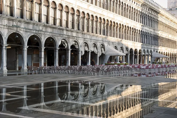 Piazza San Marco Venedik Procuratie Vecchie yansıtan su birikintisi