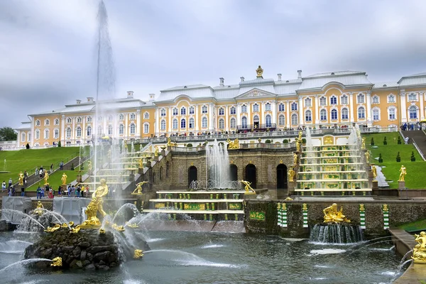 Grande cascata em Pertergof, Saint-Petersburg — Fotografia de Stock