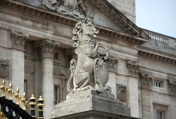 Buckingham Palace - unicorn figure on Palace Gate — Stock Photo, Image