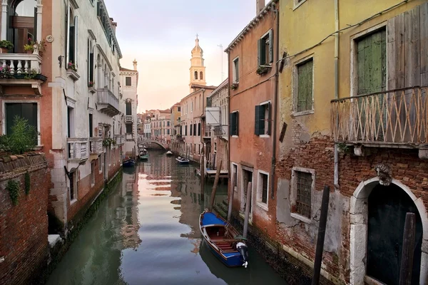 Paisaje urbano típico de la vieja Venecia — Foto de Stock