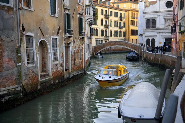 Paisaje urbano típico de la vieja Venecia — Foto de Stock