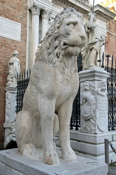 Escultura de Leão no Arsenal Veneziano, Veneza — Fotografia de Stock
