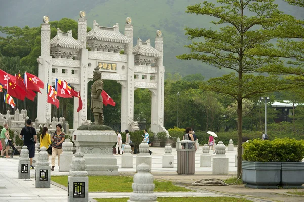 雕像和网关在宝莲寺，Hong 香港接近 — 图库照片