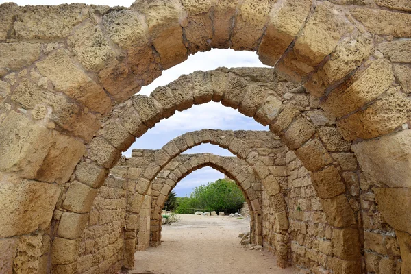 Resti degli archi nell'antica città di Cesarea, Israele — Foto Stock