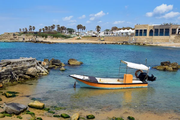 Antik Liman Caesarea, İsrail, balıkçı teknesi — Stok fotoğraf