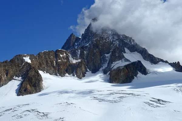 Mountain peak covered with snow in the Swiss Alps — ストック写真